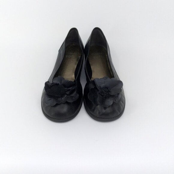 Clarks Soft 9.5 Slip On Black Leather Shoes Flower Applique - Picture 5 of 8
